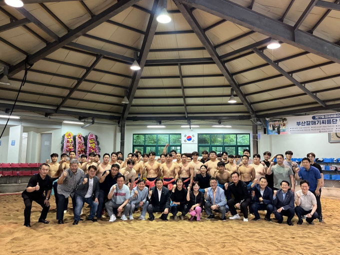 박수용 부산시씨름협회장, 김태우 부산씨름지도자협의회 회장 등이 합동훈련장을 방문해 선수들을 격려하고 선수들과 기념촬영을 하고 있다./사진=부산씨름협회