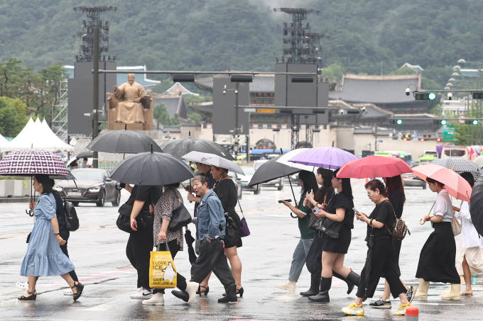 15일 수도권과 경상권에는 비 소식이 내렸다. 사진은 지난 14일 서울 종로구 광화문네거리에서 우산을 쓴 시민들이 출근하는 모습. /사진=뉴스1