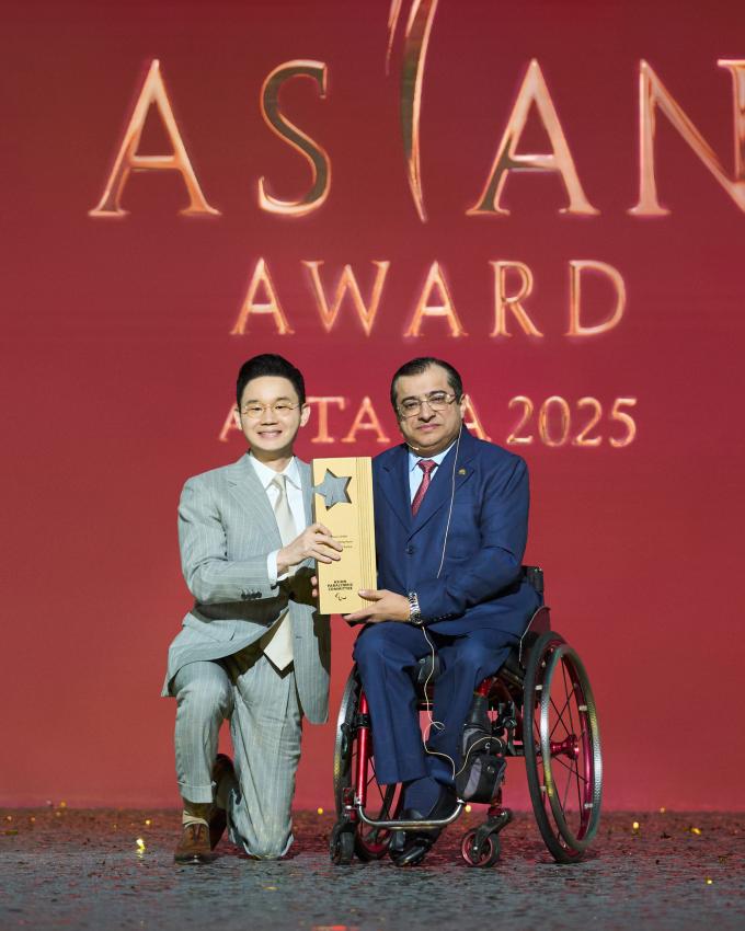 13일 카자흐스탄 아스타나에서 열린 2025 아시아패럴림픽위원회 시상식에서 배동현 BDH 재단 이사장(좌측)이 아시아 훈장을 받고 있다.(대한장애인체육회 제공)