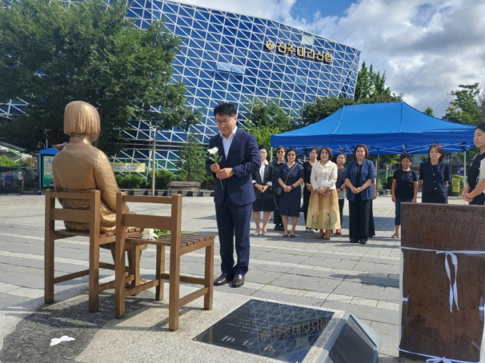제9회 일본군 위안부 피해자 '기림의 날'을 맞아 전주시 풍남문광장 평화의 소녀상 앞에서 진교훈 전주시 복지환경국장(맨앞)과 관계자 등이 헌화 행사를 하고 있다./사진=전주시