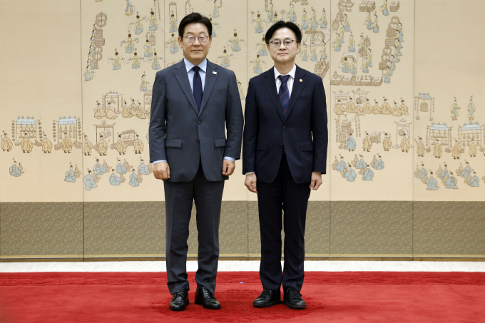 이재명 대통령이 지난 12일 서울 용산 대통령실 청사에서 김정관 산업통상자원부 장관에게 임명장을 수여하고 기념촬영을 하고 있다. /사진=뉴시스