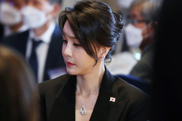 김건희 여사가 착용한 반클리프앤아펠 목걸이 모조품이 쿠팡에서 저렴한 가격에 판매되고 있다. 사진은 지난 2022년 6월29일(현지시각) 스페인 동포 초청 만찬간담회에 참석한 김 여사의 모습. /사진=뉴시스