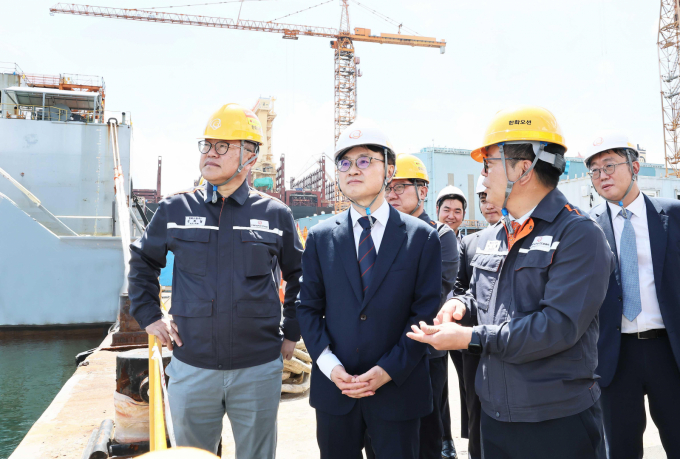 김정관 산업통상자원부 장관이 14일 경남 거제시 한화오션 거제사업장을 방문해 특수선 제작 야드현장을 둘러보고 있다. /사진=산업통상자원부