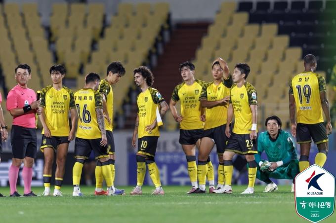 오심으로 득점이 취소된 전남 드래곤즈. (한국프로축구연맹 제공)