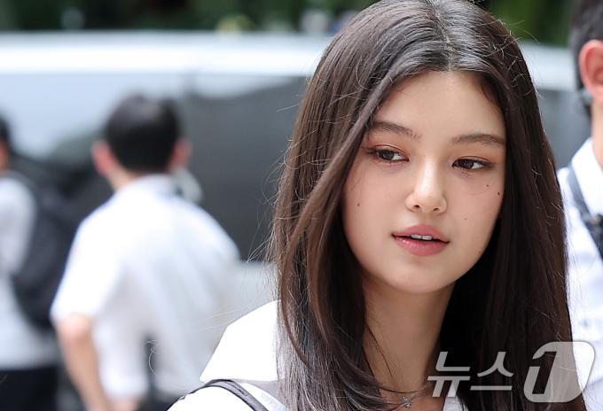 뉴진스 다니엘이 14일 서울 서초구 서울중앙지방법원에서 열린 어도어가 뉴진스를 상대로 제기한 전속계약 유효 확인 소송 조정기일에 출석하고 있다. 뉴진스와 어도어 간의 합의에 이르지 못할 경우, 재판부는 오는 10월 판결을 선고할 예정이다. 2025.8.14/뉴스1 ⓒ News1 김성진 기자