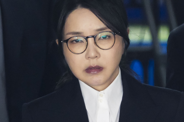 김건희 여사가 첫 특검 조사에서 대부분 진술거부권을 행사했다. 사진은 윤석열 전 대통령 부인 김건희 여사가 지난 12일 오후 서울 서초구 서울중앙지법에서 열린 구속 전 피의자 심문(영장실질심사)를 마치고 나오고 있는 모습. /사진=뉴스1(공동취재단)