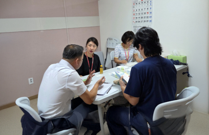 양평군이 지난 13일 관내 요양기관을 대상으로 ‘재가의료급여사업’ 추진을 위한 찾아가는 홍보 활동을 실시하고 있다. /사진제공=양평군 
