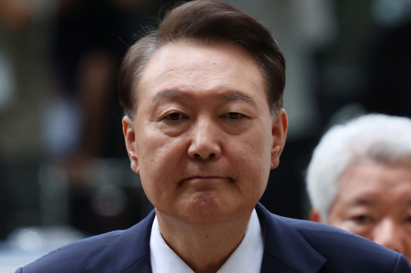윤석열 전 대통령이 일반 재소자들과 달리 특별 대우를 받고 있다는 폭로가 나왔다. 사진은 윤석열 전 대통령이 지난달 9일 서울 서초구 서울중앙지방법원에서 열린 구속 전 피의자심문(영장실질심사)을 받기 위해 출석하고 있는 모습. /사진=뉴시스(공동취재단)