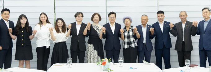 14일 도담소에서 열린 해외초청 독립유공자 후손 오찬 간담회에서 국외에 거주 독립유공자 후손들, 김동연 경기도지사(왼쪽에서 일곱 번째), 김호동 광복회 경기지부장(다섯 번째) 등 참석자들이 기념촬영 하고 있다. /사진제공=경기도 