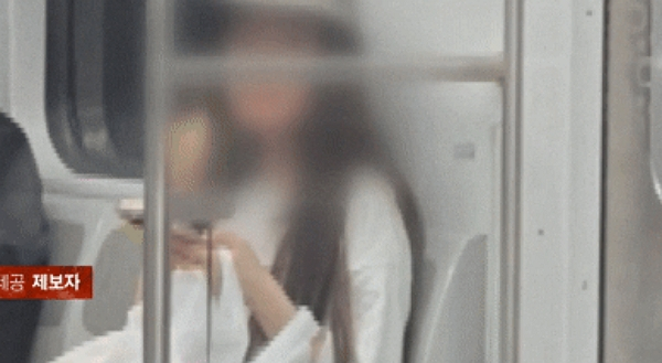 지하철 노약자석에서 대놓고 흡연한 여성을 향한 비판이 쏟아졌다. 사진은 서울 지하철 4호선 노약자석에서 전자담배를 피우는 여성의 모습. /사진=JTBC '사건반장' 캡처