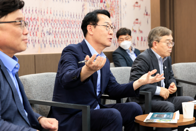 정명근 화성특례시장(사진 가운데)이 14일 국립고궁박물관 분관 유치위원회 발족식에서 위원들과 대화하고 있다. /사진제공=화성특례시