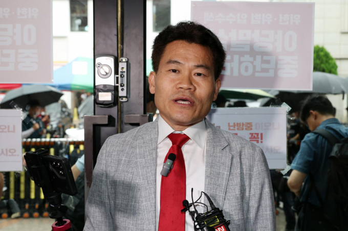 한국사 강사 출신 전한길씨가 국민의힘으로부터 경고를 받은 후 친한파를 몰아내겠다고 으름장을 놨다. 사진은 14일 서울 여의도 중앙당사에서 열린 국민의힘 윤리위원회에 출석한 한국사 강사 출신 전한길씨의 모습. /사진=뉴시스(공동취재단)