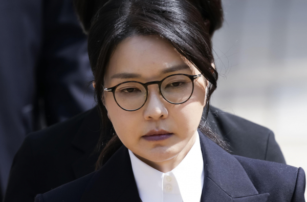 김건희 여사가 특검팀 소환 조사에서 대부분 진술거부권을 행사했다. 사진은 자본시장과 금융투자업에 관한 법률 위반, 정치자금법 위반, 특정범죄 가중처벌 등에 관한 법률 위반(알선수재) 등의 혐의를 받는 윤석열 전 대통령 부인 김건희 여사가 지난 12일 오후 서울 서초구 서울중앙지법에서 열린 구속 전 피의자 심문(영장실질심사)를 마친 뒤 법원을 나서고 있는 모습. /사진=뉴시스(공동취재단)