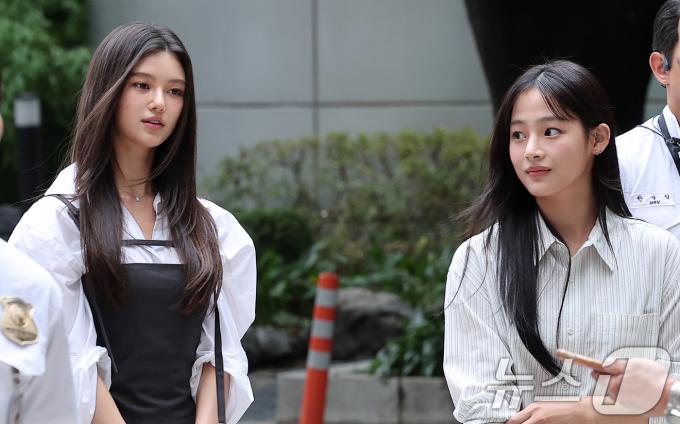 뉴진스 다니엘과 민지가 14일 서울 서초구 서울중앙지방법원에서 열린 어도어가 뉴진스를 상대로 제기한 전속계약 유효 확인 소송 조정기일에 출석하고 있다. 뉴진스와 어도어 간의 합의에 이르지 못할 경우, 재판부는 오는 10월 판결을 선고할 예정이다. 2025.8.14/뉴스1 ⓒ News1 김성진 기자