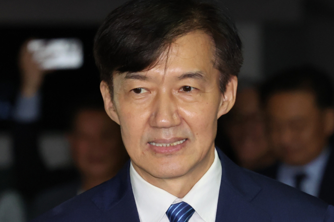 조국 전 조국혁신당 대표가 출소했다. 사진은 조국 전 조국혁신당 대표가 15일 오전 서울 구로구 서울남부교도소에서 광복절 특사로 출소하며 대국민 인사를 하고 있는 모습. /사진=뉴시스