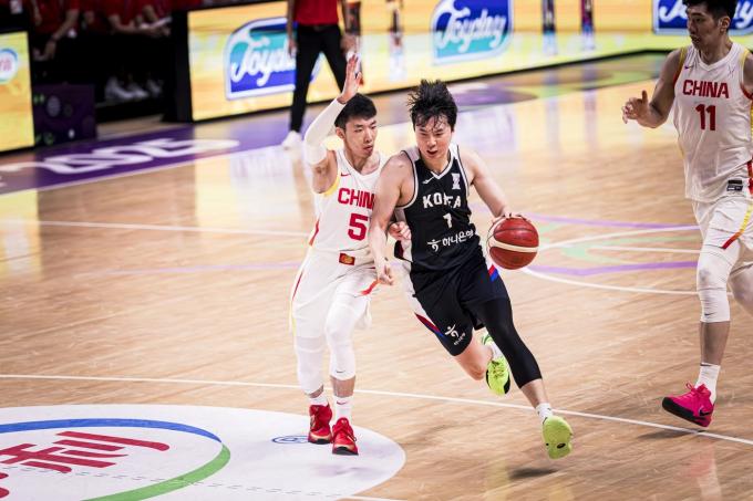 남자 농구대표팀 이현중(오른쪽). (FIBA 제공)