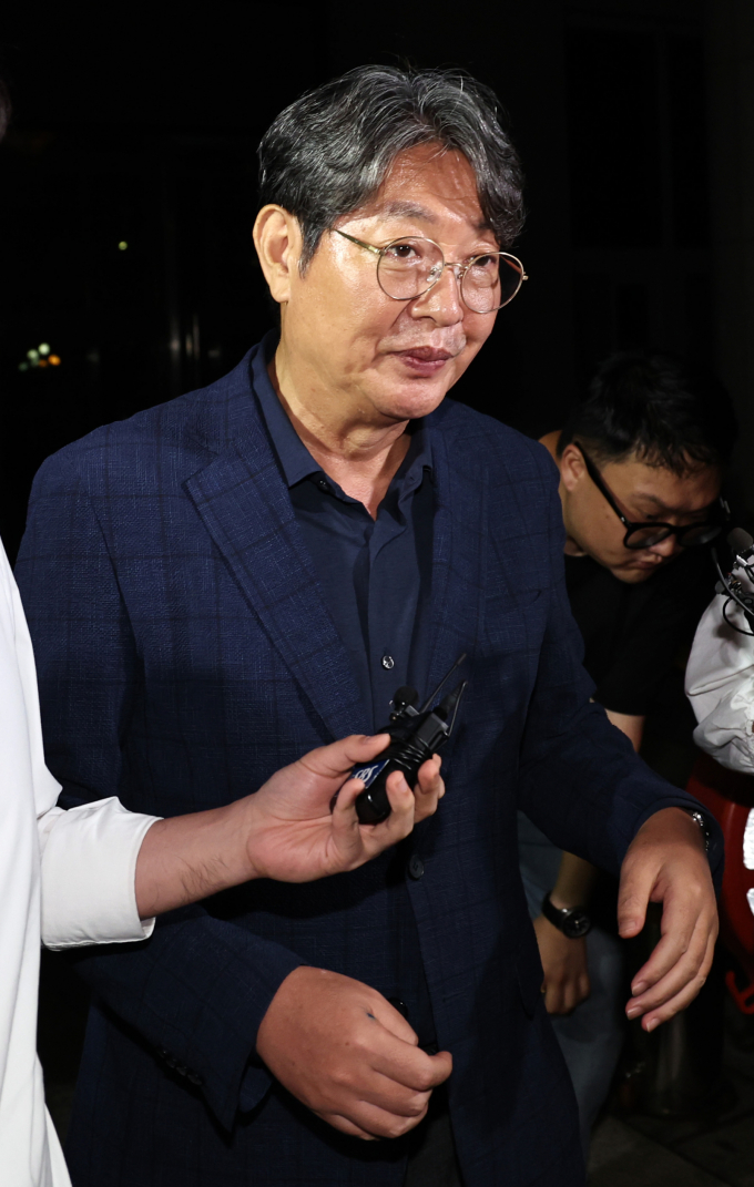  주식 차명거래 의혹이 제기된 이춘석 무소속 의원이 15일 새벽 서울 마포구 서울경찰청 금융범죄수사대에서 조사를 마친 뒤 나서고 있다. /사진=뉴스1 