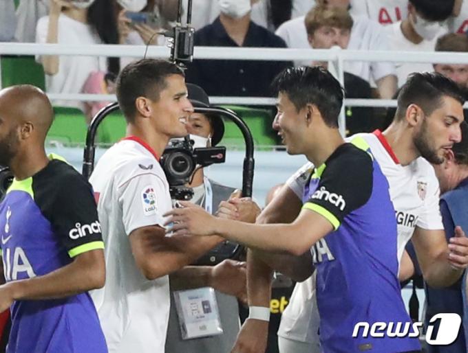 2022년 한국에서 펼쳐진 프리시즌 연습경기에서 인사를 나누는 손흥민과 에릭 라멜라. /뉴스1 ⓒ News1 김영운 기자