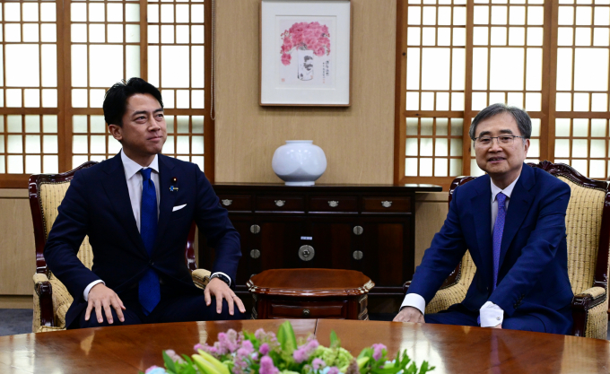 조현 외교부 장관이 11일 오후 서울 종로구 외교부에서 고이즈미 신지로 일 농림수산상과 면담을 앞두고 자리에 앉아 있다. /사진=공동취재(뉴스1) 
