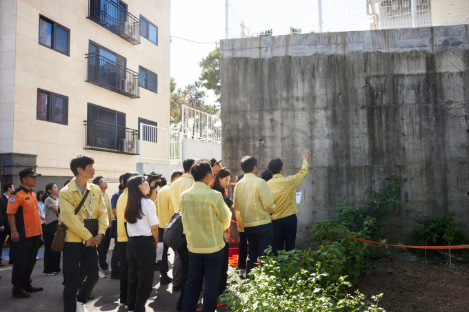 김동연 경기도지사가 15일 최근 집중호우로 옹벽에 금이 가 붕괴가 우려되는 수원시 장안구 파장동의 다세대주택 현장을 찾았다. /사진제공=경기도 