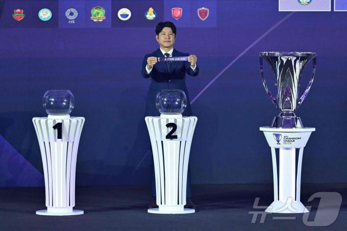 국가대표 출신 박주호가 아시아축구연맹(AFC) 챔피언스리그 엘리트 리그 스테이지 추첨을 진행하고 있다.  ⓒ AFP=뉴스1