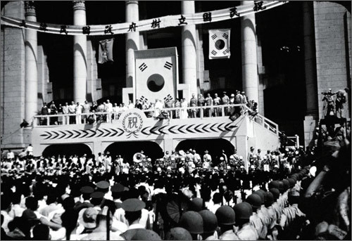 대한민국 정부 수립. (출처: 해방직후 역사 논쟁, 1948, Public domain, via Wikimedia Commons)
