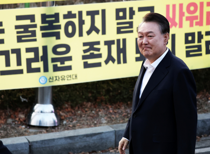 법무부가 서울구치소에 재수감된 윤석열 전 대통령의 안과 질환 외래 진료와 관련해 "필요한 시술을 받지 못해 실명 위기라는 주장은 사실과 다르다"고 했다. 사진은 법원의 구속취소 청구 인용으로 석방된 윤석열 대통령이 지난 3월8일 오후 경기 의왕시 서울구치소를 빠져나오며 지지자들에게 인사하고 있는 모습. /사진=뉴스1
