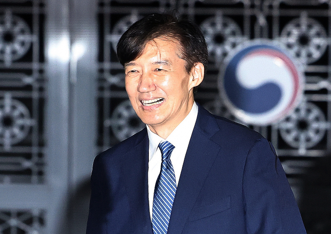 광복절 특별사면으로 사면된 조국 전 조국혁신당 대표가 연이어 사회관계망서비스(SNS) 게시글을 올리며 메시지 정치에 나섰다. 사진은 이재명 정부 첫 특별사면·복권 대상에 오른 조 전 대표가 지난 15일 새벽 구로구 서울남부구치소를 나서고 있는 모습. /사진=뉴스1