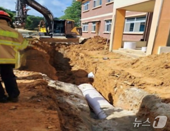 경기 용인시 처인구 한 중학교 배수로 공사 현장에서 흙이 무너져 내려 작업자 1명이 숨지고 1명이 다쳤다. /사진=뉴스1(경기도소방재난본부 제공)