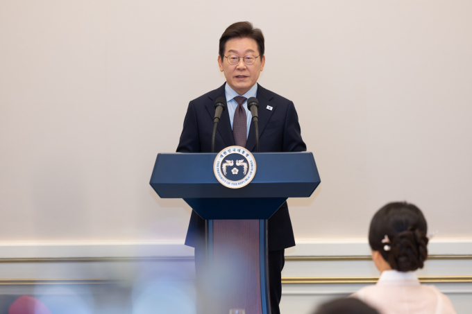 국민의힘이 이재명 대통령이 광복절 경축사에서 "북측의 체제를 존중하고 어떠한 형태의 흡수통일도 추구하지 않을 것"이라고 밝힌 데 대해 "현실을 외면한 한가한 소리"라고 비판했다. 사진은 이 대통령이 지난 15일 청와대 영빈관에서 열린 '대통령의 초대, 주한외교단 만찬'에서 발언하고 있는 모습. /사진=뉴스1