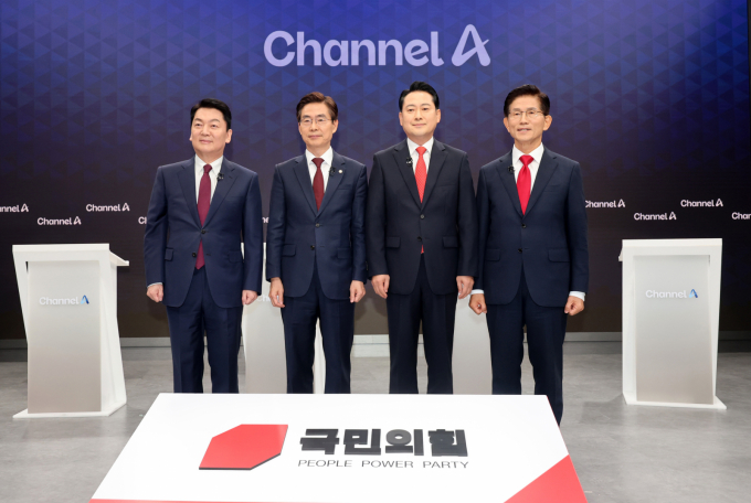 국민의힘 당 대표 후보 4인이 17일 오후 4시30분 2차 TV토론회를 갖는다. 사진은 안철수(왼쪽부터), 조경태, 장동혁, 김문수 국민의힘 당대표 후보가 지난 10일 1차 토론회을 앞두고 포즈를 취한 모습. /사진=뉴스1(국회사진기자단) 