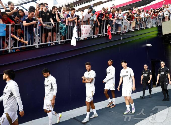 미국메이저리그사커(MLS) LA FC의 공격수 손흥민이 17일(이하 한국시간) 미국 매사추세츠 폭스버러의 질레트 스타디움에서 열린 2025 MLS 28라운드 뉴잉글랜드 원정 경기에 앞서 워밍업을 위해 피치로 나서고 있다.   ⓒ AFP=뉴스1