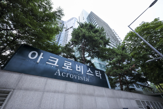   윤석열 전 대통령과 김건희 여사의 구속으로 서울 서초구 서초동 사저에 남겨진 강아지 6마리와 고양이 5마리를 김 여사 측근들이 돌보는 것으로 알려졌다. 윤 전 대통령 내외가 거주하던 서초동 아크로비스타. /사진=뉴시스