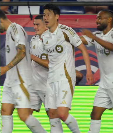 손흥민(LA FC)이 팀 합류 이후 두 번째 경기에서 최우수선수로 선정된 이후 "매순간을 즐기고 있다"는 소감을 전했다. 사진은 뉴잉글랜드전에서 도움을 올린 후 동료들과 기뻐하는 손흥민. /사진=LA FC 구단 공식 페이스북 영상 캡처