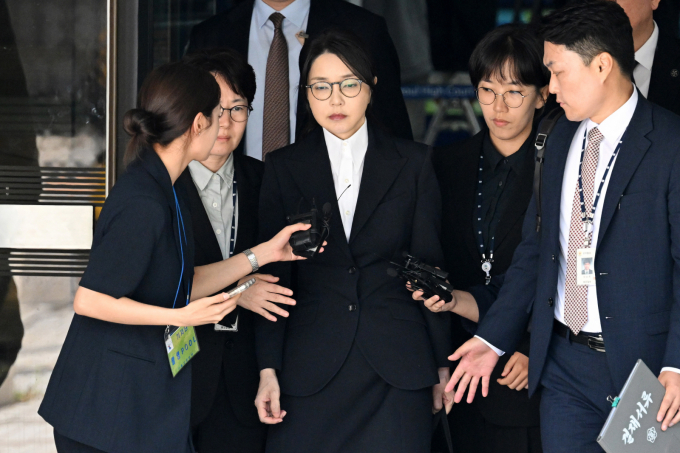 김건희 특검이 18일 김건희 여사와 '집사 게이트' 의혹을 받는 김예성씨, 건진법사 전성배씨 등 3명을 동시에 소환한다. 사진은 지난 12일 김 여사가 서울중앙지방법원에서 열린 영장실질심사를 마치고 법원을 나서는 모습. /사진=뉴스1(사진공동취재단)   