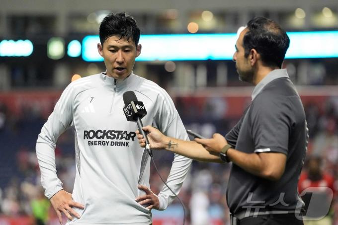 인터뷰하고 있는 LA FC의 손흥민ⓒ AFP=뉴스1