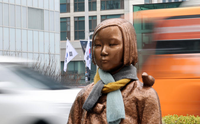 평화의 소녀상에 비닐을 씌운 혐의를 받는 50대가 경찰에 붙잡혔다. 사진은 부산 동구 일본총영사관 앞 평화의소녀상으로 기사 내용과는 무관함. /사진=뉴시스