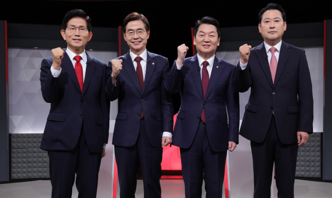 국민의힘 8·22 전당대회에 출마한 당 대표 후보들이 17일 오후 열린 TV토론회에서 설전을 주고 받았다. 사진은 왼쪽부터 김문수, 조경태, 안철수, 장동혁 후보. /사진=뉴시스(국회사진기자단)