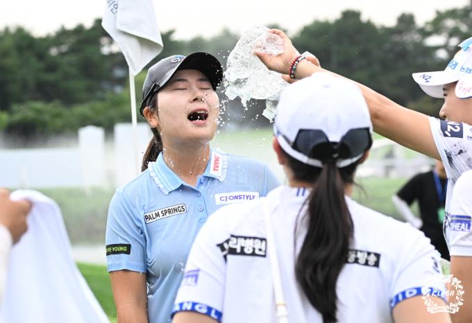 홍정민이 17일 경기 포천 몽베르CC에서 열린 '메디힐 한국일보 챔피언십'에서 우승 후 물세례를 받고 있다. (KLPGA 제공. 재판매 및 DB 금지) 2025.8.17/뉴스1