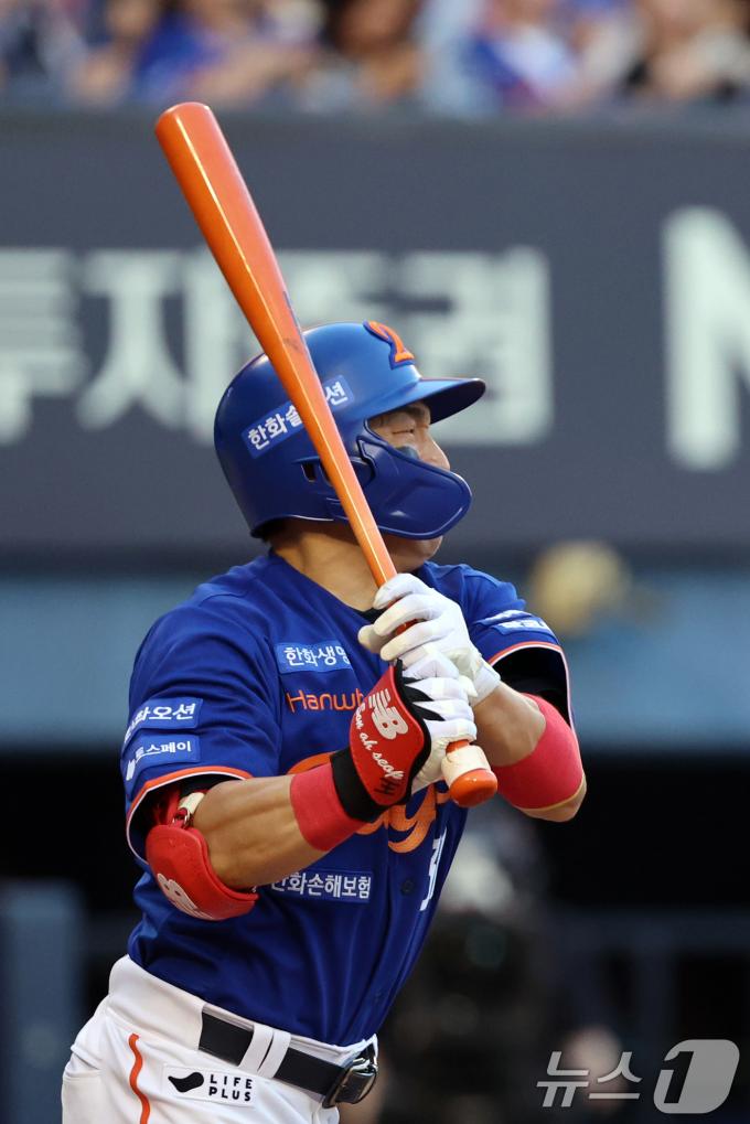 10일 오후 서울 송파구 잠실야구장에서 열린 프로야구 '2025 신한 SOL뱅크 KBO 리그' 한화 이글스와 LG 트윈스의 경기 3회초 1사 2,3루상황에서 한화 손아섭이 1타점 땅볼을 치고 있다. 2025.8.10/뉴스1 ⓒ News1 황기선 기자