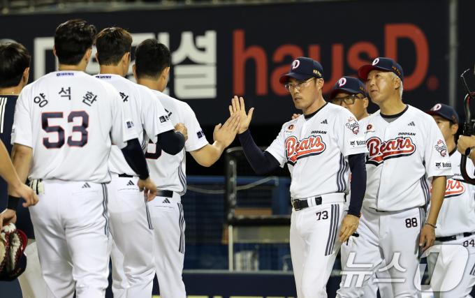 23일 오후 서울 송파구 잠실야구장에서 열린 프로야구 '2025 신한 SOL뱅크 KBO 리그' 두산 베어스와 한화 이글스의 경기에서 조성환 두산 감독대행이 13대2로 승리한 선수들을 격려하고 있다. 2025.7.23/뉴스1 ⓒ News1 이승배 기자