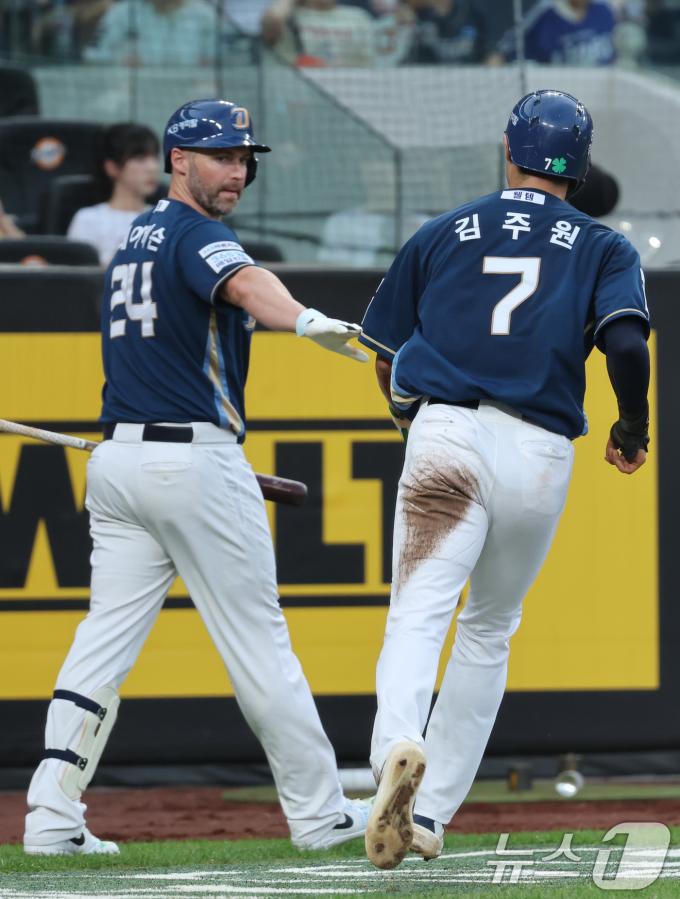 2일 오후 대전한화생명 볼파크에서 열린 프로야구 '2025 신한 SOL뱅크 KBO 리그' 한화 이글스와 NC 다이노스 경기에서 4회초 1사 2루 상황 NC 박민우의 적시타로 2루주자 김주원이 득점후 하이파이브를 하고 있다. 2025.7.2/뉴스1 ⓒ News1 김기태 기자