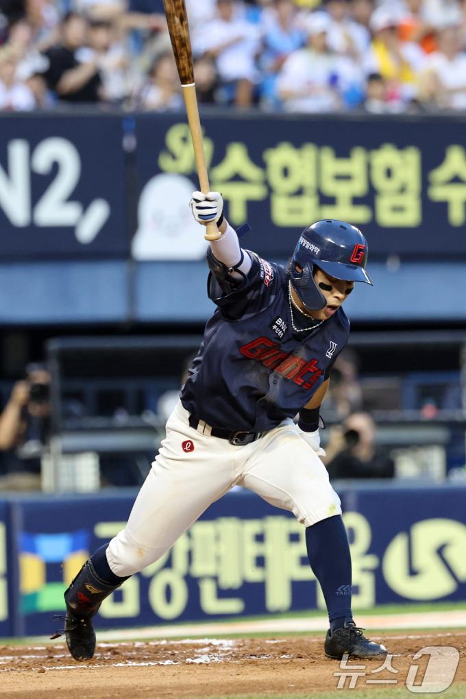 20일 오후 서울 송파구 잠실야구장에서 열린 프로야구 '2025 신한 SOL뱅크 KBO 리그' 롯데 자이언츠와 LG트윈스의 경기에서 6회초 롯데 공격 2사 주자 만루 상황 황성빈이 헛스윙 삼진을 당하고 아쉬워하고 있다. 2025.7.20/뉴스1 ⓒ News1 이승배 기자