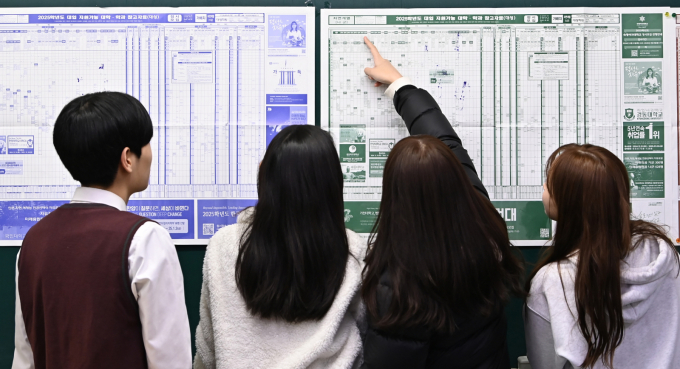 1993년 8월20일 역사상 최초의 대학수학능력시험이 실시됐다. 사진은 지난해 12월6일 경기 수원시 효원고등학교 학생들이 2025학년도 대학수학능력시험 성적표를 받은 후 전국대학 지원 참고표를 살펴보고 있는 모습. /사진=뉴시스 