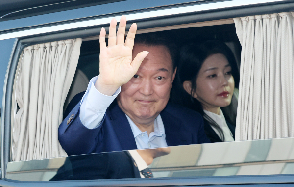  12·3 비상계엄 사태로 정신적 피해를 입었다며 시민 1만여명이 윤석열 전 대통령과 김건희 여사를 상대로 손해배상 소송을 제기했다. 사진은 윤석열 전 대통령과 김건희 여사가 헌법재판소 파면 결정 후 서울 용산구 한남동 대통령 관저를 떠나는 모습. /사진=뉴스1