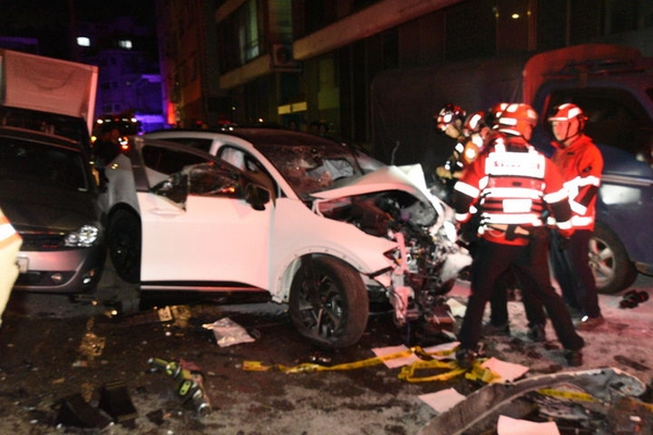 서울 동작구 한 주택가 골목에서 대리기사가 운전하던 차량이 주택 외벽과 전봇대를 잇따라 들이받는 사고가 발생해 동승 중이던 차량 소유주가 숨졌다. 사진은 서울 동작구 한 골목에서 발생한 교통사고 모습. /사진=뉴스1(서울 동작소방서 제공)