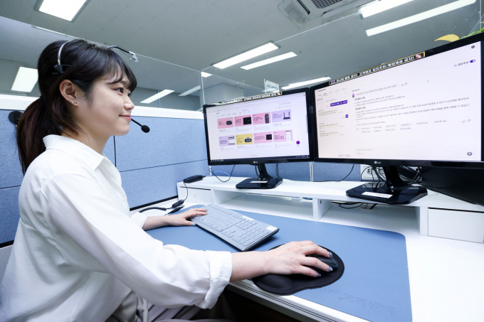 LG유플러스가 고객 편의 향상을 위해 ARS(자동응답시스템) 메뉴 맞춤 제공 서비스를 도입했다고 18일 밝혔다. 사진은 LG유플러스 상담사가 고객 문의에 응대하고 있는 모습. /사진=LG유플러스 제공