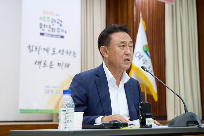 이충우 여주시장이 지난 6월26일 민선 8기 3주년 주요성과보고회를 열고 3년간의 실적을 설명하고 있다. /사진제공=여주시 