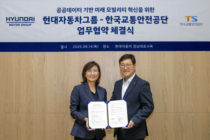 현대차·기아가 한국교통안전공단과 공공 데이터 기반 모빌리티 혁신 업무협약을 맺었다. 사진은 협약식에 나섰던 김수영(왼쪽) 현대차·기아 모빌리티사업실장(상무), 민승기 한국교통안전공단 모빌리티교통안전본부장(이사). /사진=현대차그룹