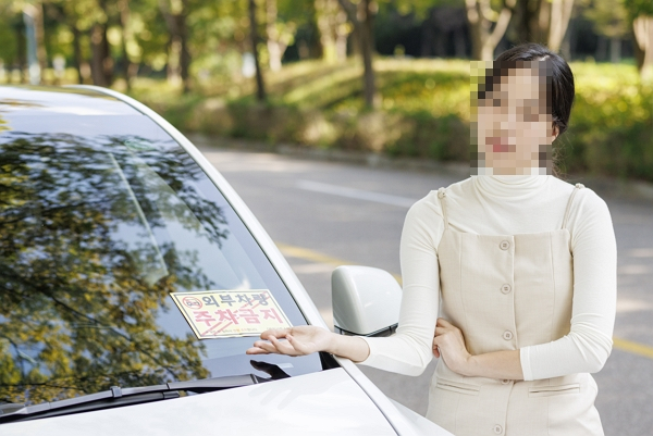 불법 주차한 손님이 주정차 위반 딱지를 받았다고 따져 황당하다는 카페 사장 하소연이 전해졌다. 사진은 기사의 이해를 돕기 위함. /사진=클립아트코리아